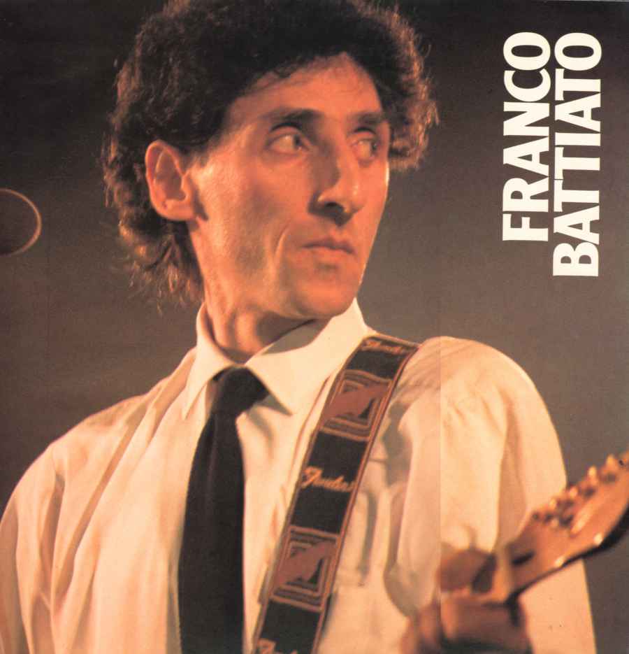 Franco Battiato con la chitarra durante un concerto