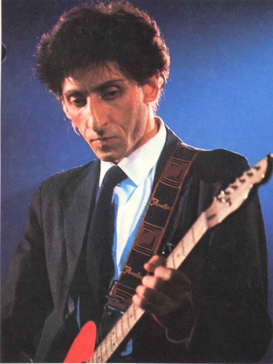 Franco Battiato con la chitarra durante un concerto