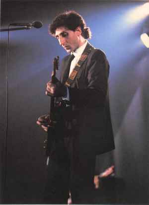 Franco Battiato con la chitarra durante un concerto